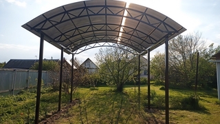 Арочный навес с крышей из поликарбоната для дачи