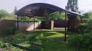 Арочный навес с крышей из поликарбоната для дачного дома